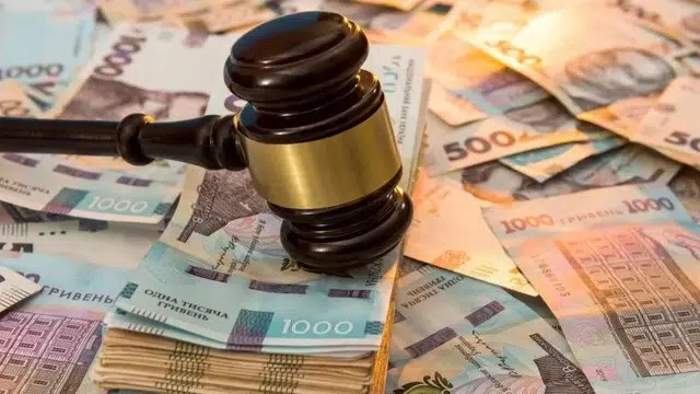 Прикарпатська посадовиця сама собі виписувала премії: повернення грошей не врятувало від суду