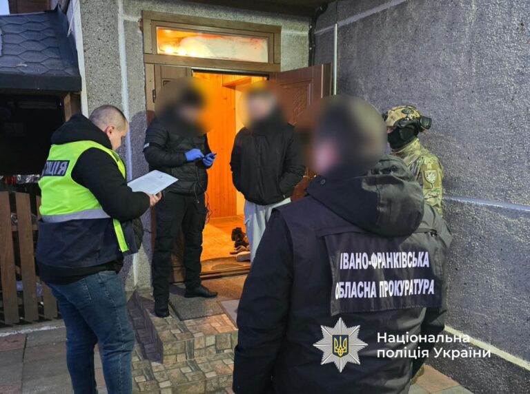 Четверо вийшли під заставу: на Прикарпатті судитимуть кібершахраїв, які обікрали військових та пенсіонерів (ФОТО)
