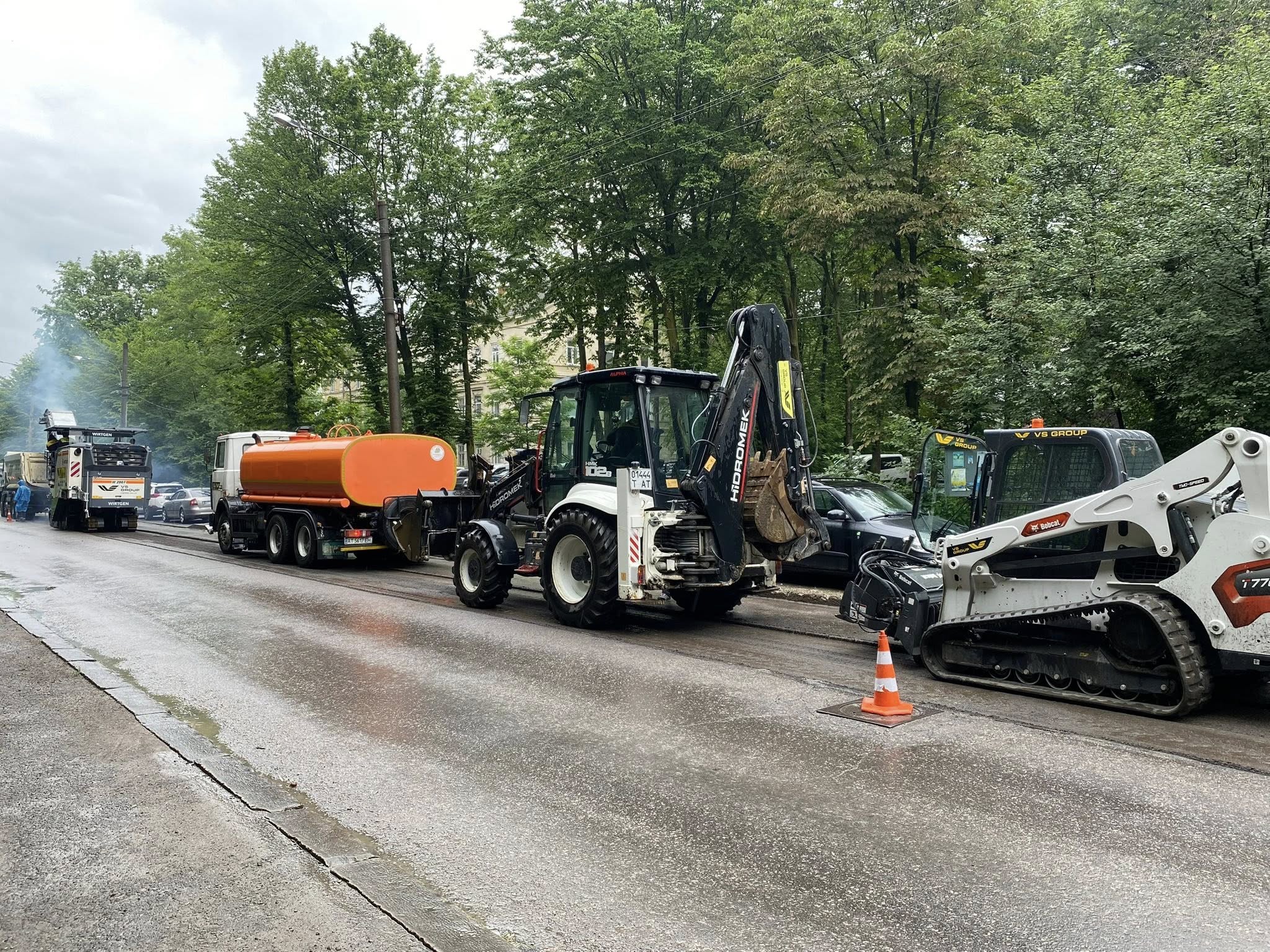 На Чорновола почали зрізати асфальт: на вихідних рух ще буде відкритий (ФОТО)