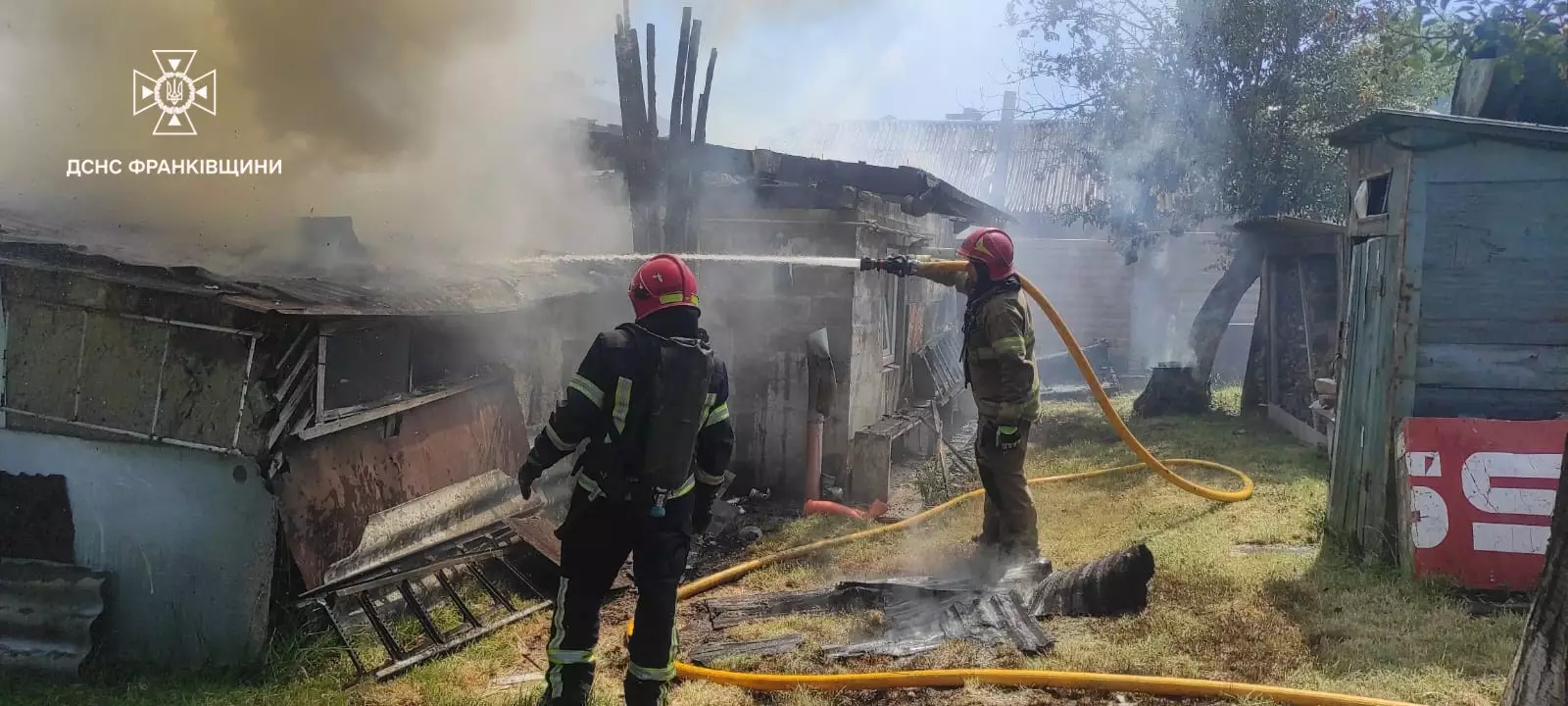 Вогонь міг перекинутися на інші будівлі: в Угриніві загорілася літня кухня (ФОТО)