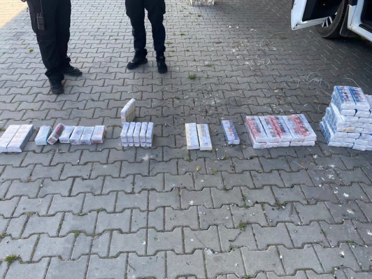 Франківець намагався вивезти до Чехії понад тисячу пачок сигарет у схованках мікроавтобуса (ФОТО)