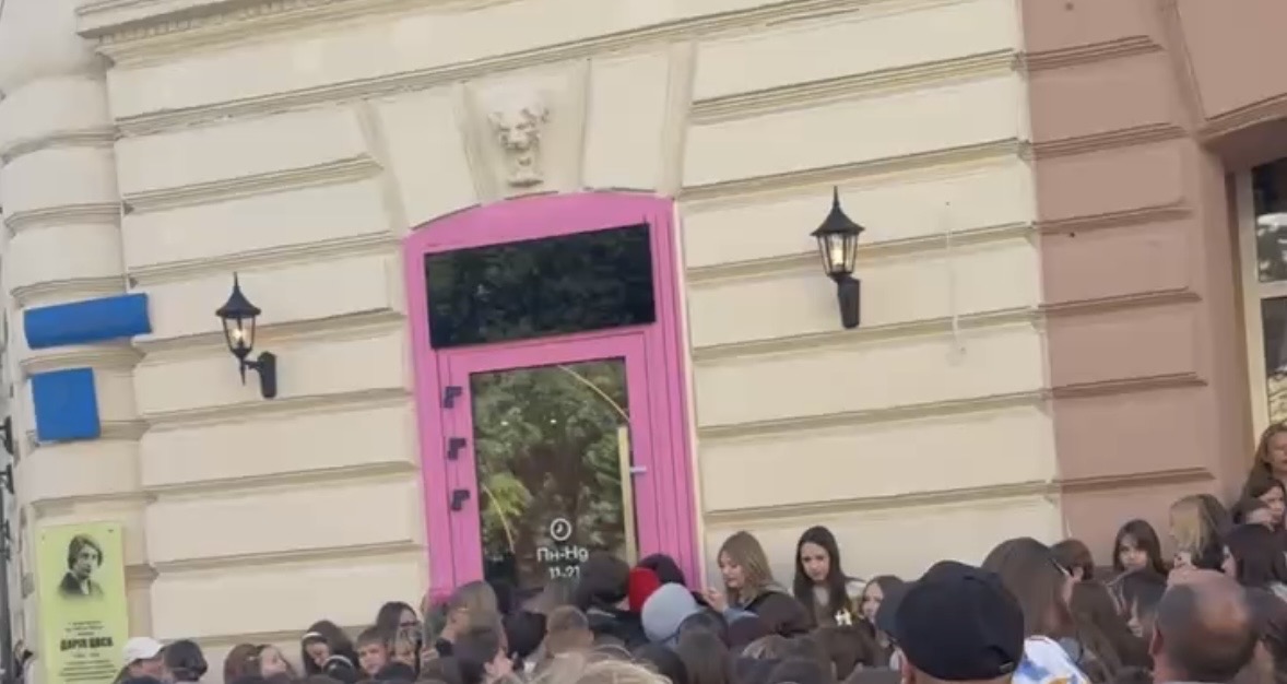 Маркетинговий хід чи порушення: у Франківську перевірили рожеві двері в історичній памʼятці