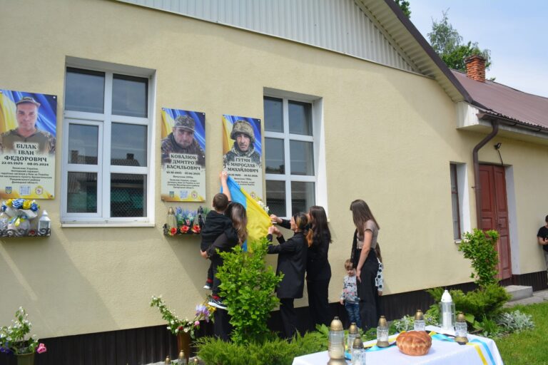 У Надвірнянській громаді відкрили пам’ятну дошку полеглому захиснику Мирославу Гутину