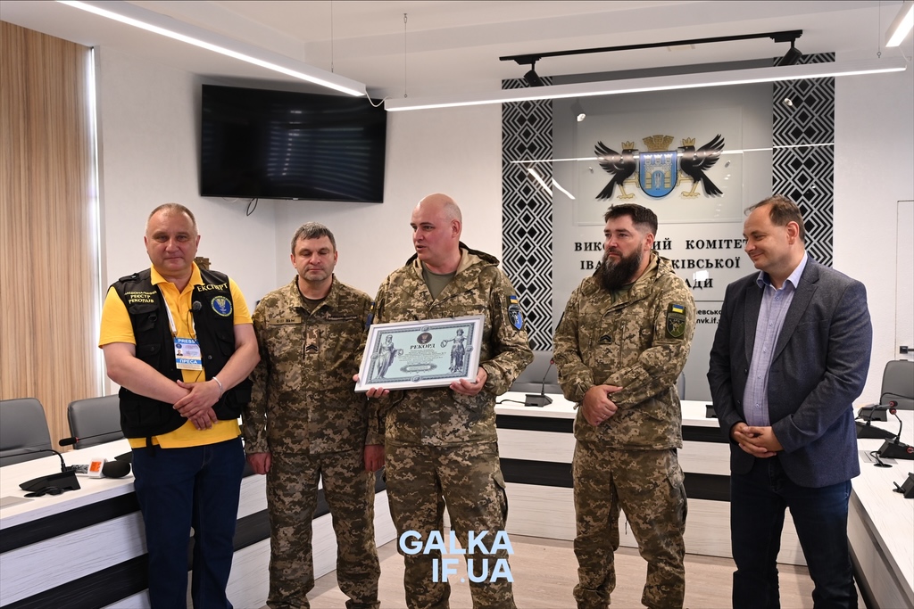 Прапори на всіх двохтисячниках: 42-га бригада встановила рекорд України до річниці свого першого бою (ФОТО)