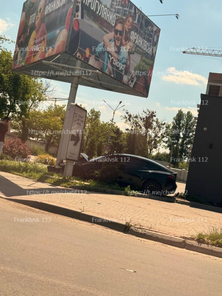 На Петлюри Tesla після зіткнення врізалася у будинок та стовп (ФОТОФАКТ)