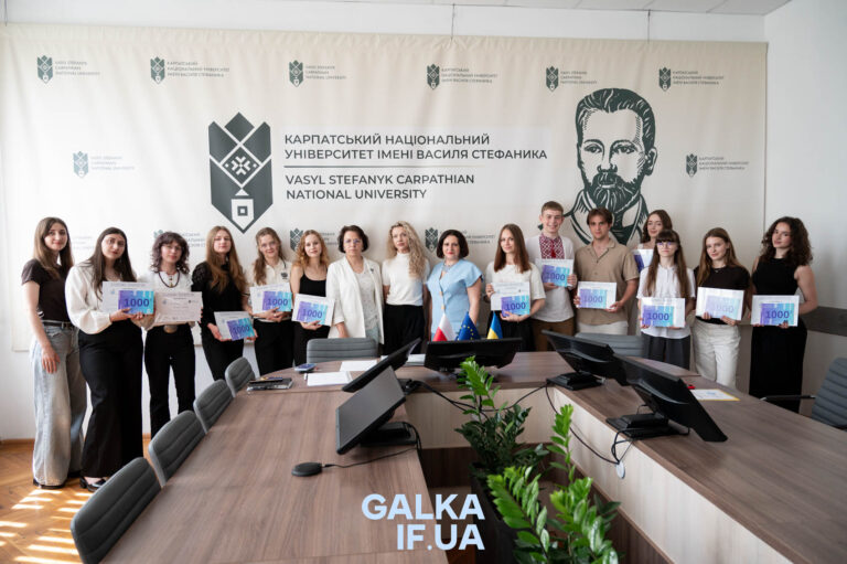 1000 доларів і поїздки до ЄС: 15 студентів КНУВС отримали стипендії від польського фонду (СПИСОК)