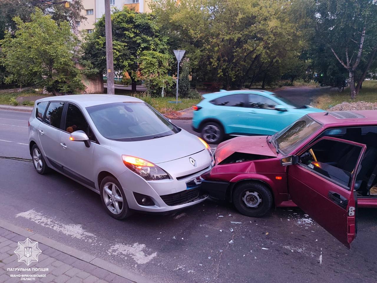 На Хіміків ВАЗ виїхав на “зустрічку” та зіткнувся з Renault: водій ймовірно п’яний (ФОТОФАКТ)